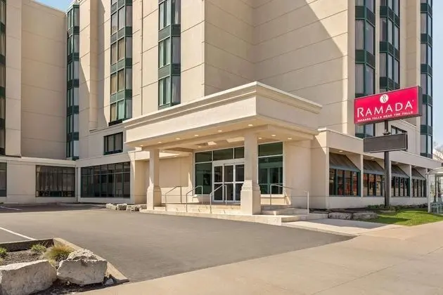 Ramada by Wyndham Niagara Falls Near the Falls - Dış Mekan