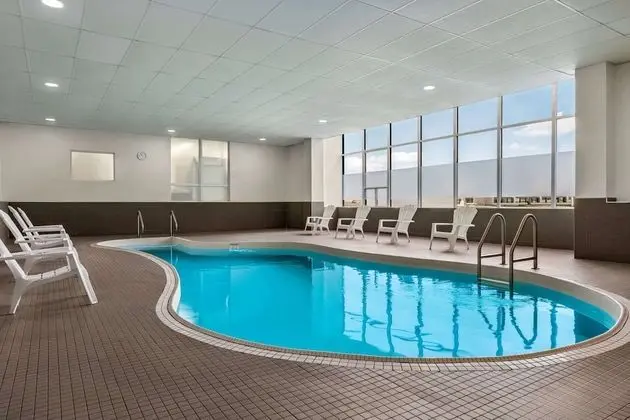 Ramada by Wyndham Niagara Falls Near the Falls - Havuz