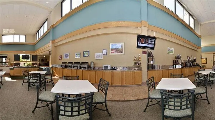 Ramada by Wyndham North Platte Hotel & Suites