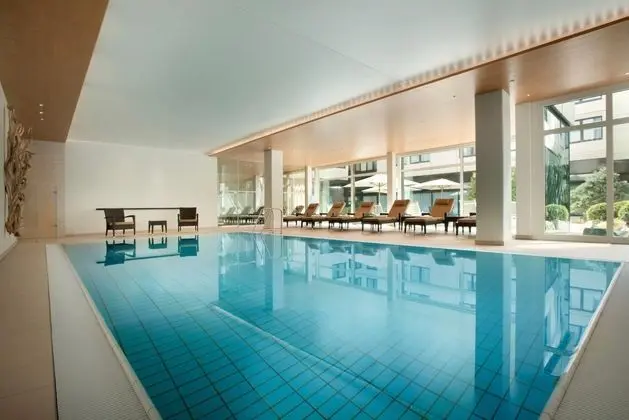 Ramada by Wyndham Nuernberg Parkhotel - Havuz