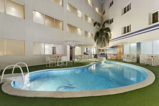 Ramada by Wyndham Qurum Beach - Havuz