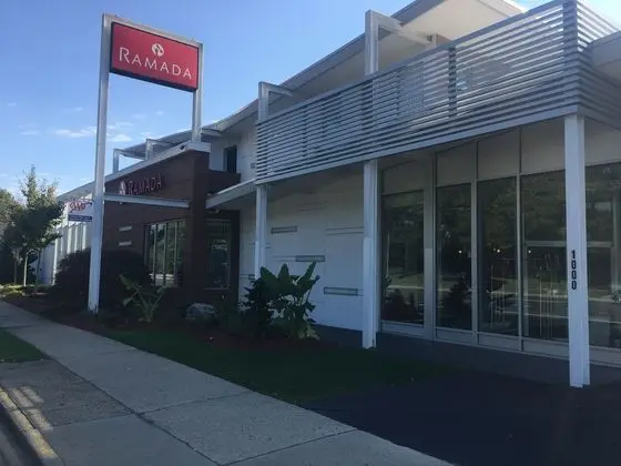 Ramada by Wyndham Rockville Centre - Dış Mekan
