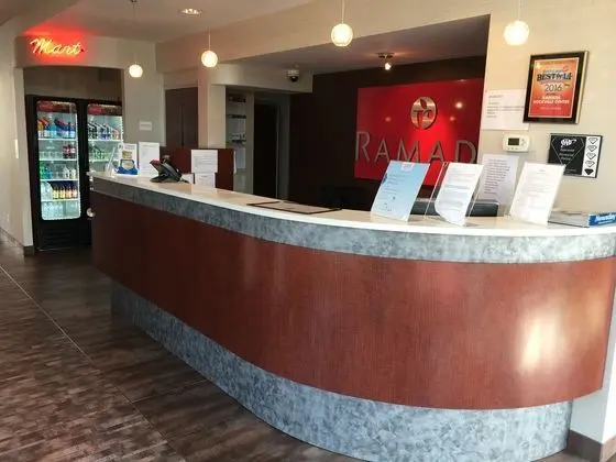 Ramada by Wyndham Rockville Centre - Lobi