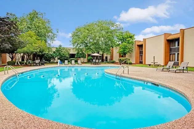 Ramada by Wyndham Statesville - Havuz