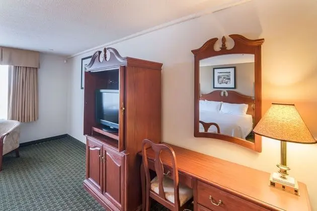 Ramada by Wyndham Thunder Bay Airline Hotel