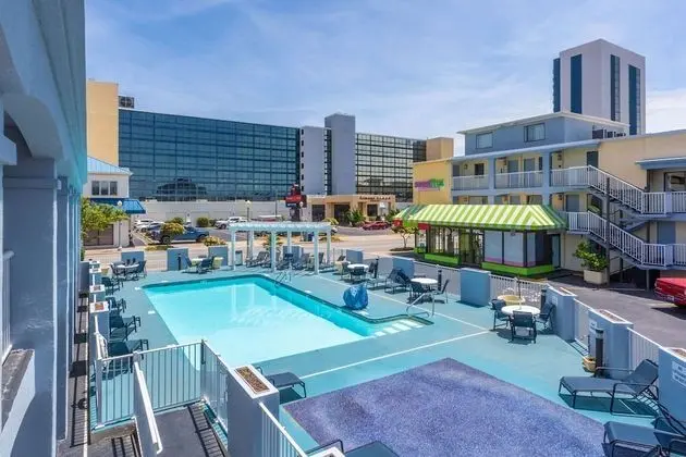 Ramada by Wyndham Virginia Beach - Havuz