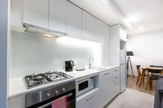 Raphael, 2BDR Carlton Apartment - Mutfak