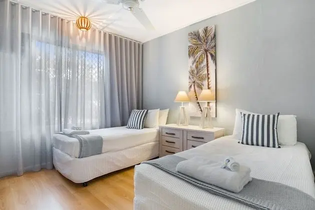 Rare Modern Unit with Private Fenced Garden Close to the Beach PC4 - Oda