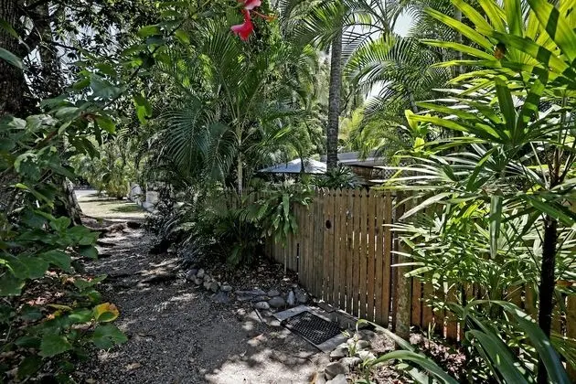 Rare Modern Unit with Private Fenced Garden Close to the Beach PC5 - Dış Mekan
