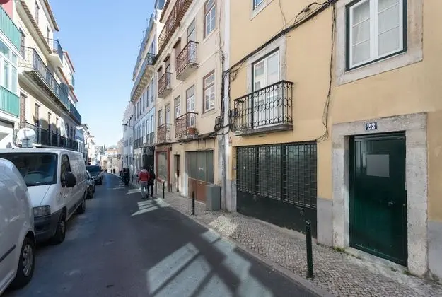 Rato Cozy 3BR with Balcony, by LU Holidays
