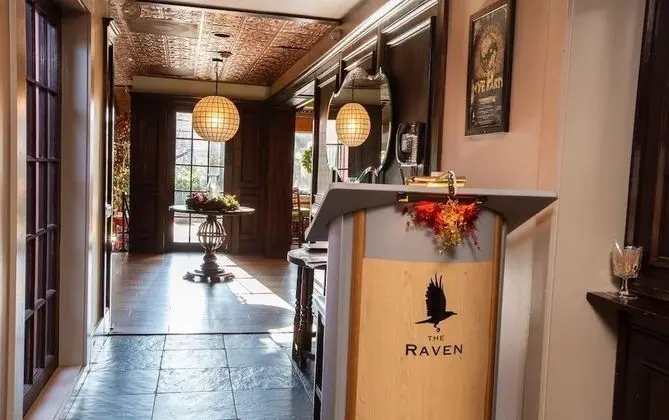 The Raven Resort - Lobi
