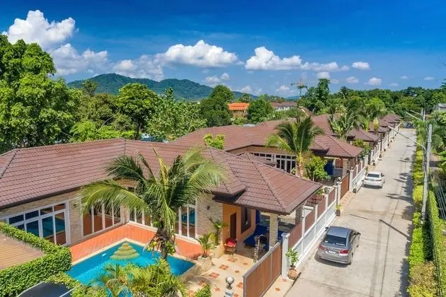 Rawai Private Villas - Pool and Garden