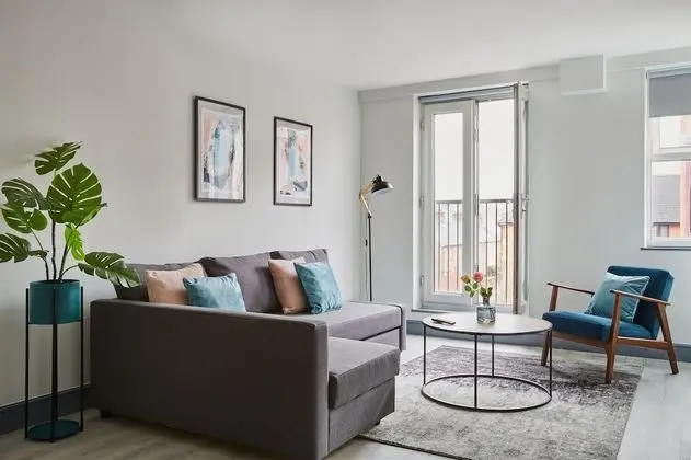 Reading Central Serviced Apartment by Flying Butler