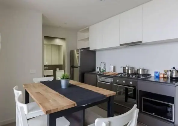 ReadySet Apartments on Collins - Mutfak