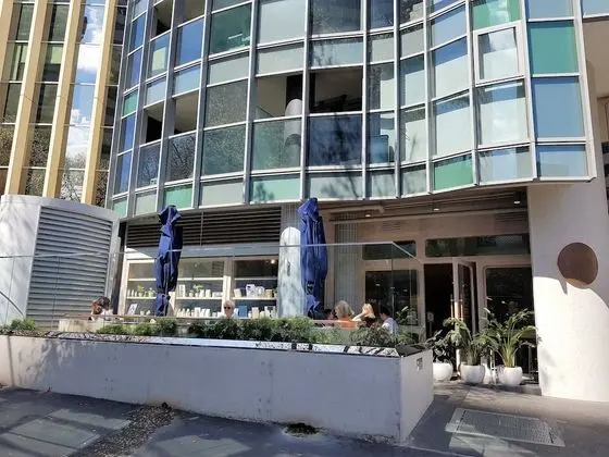 ReadySet Apartments on Emerald - Yerinde Yemek