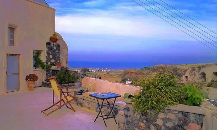 Real Santorini, Cave House far From the Crowds