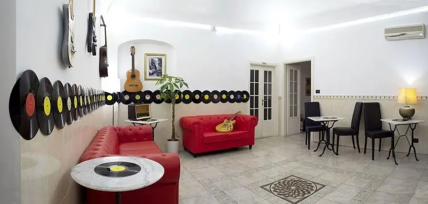 RED AND BLUES MUSIC HOTEL GENOVA - Lobi