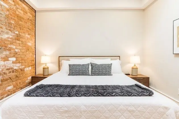 Red Door Apartment ~ 3-king Beds ~ Center Of D-twn