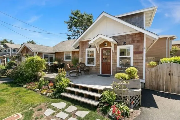 Red Door Cottage by Avantstay Cute Cottage w/ Ocean Views 1 Block From Beach!