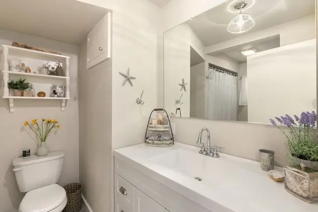Red Door Cottage by Avantstay Cute Cottage w/ Ocean Views 1 Block From Beach! - Banyo Tipleri