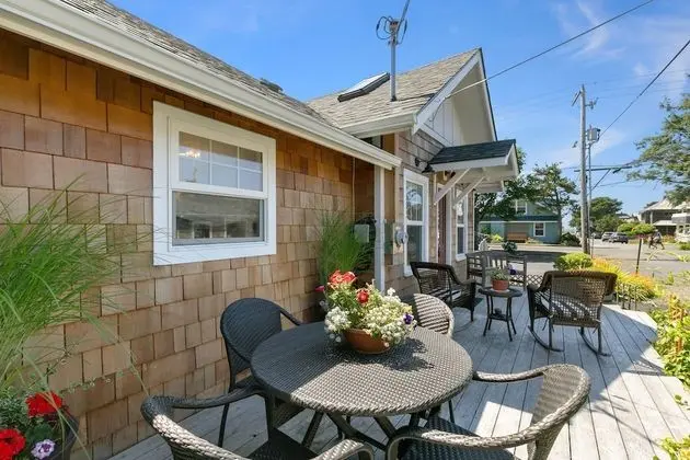 Red Door Cottage by Avantstay Cute Cottage w/ Ocean Views 1 Block From Beach! - İç Mekan