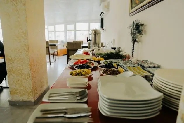 Red Green Hotel - Genel
