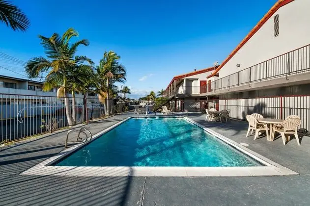 Red Roof Inn Bellflower - Havuz