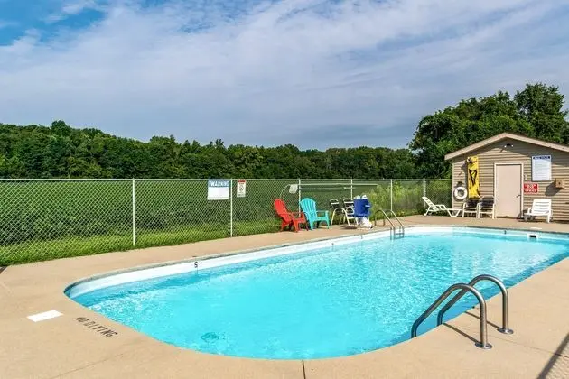 Red Roof Inn Columbus - Taylorsville - Havuz