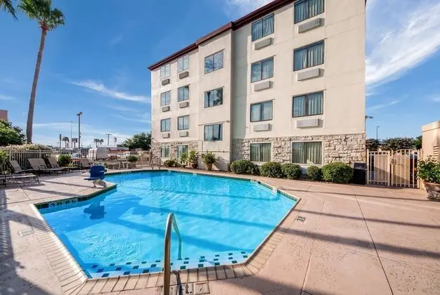 Red Roof Inn Laredo Airport - Havuz