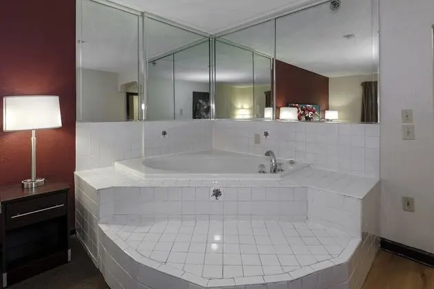 Red Roof Inn PLUS+ & Suites Opelika - Spa