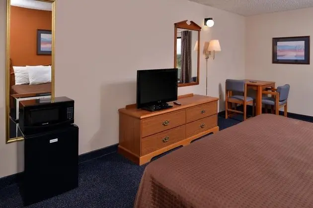 Red Roof Inn & Suites Austin East - Manor
