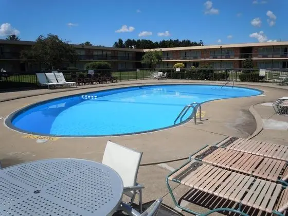 Red Roof Inn & Suites Battle Creek