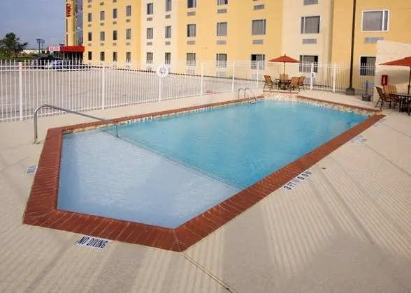 Red Roof Inn & Suites Beaumont - Havuz