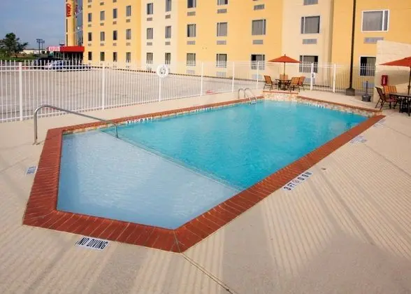 Red Roof Inn & Suites Beaumont - Havuz