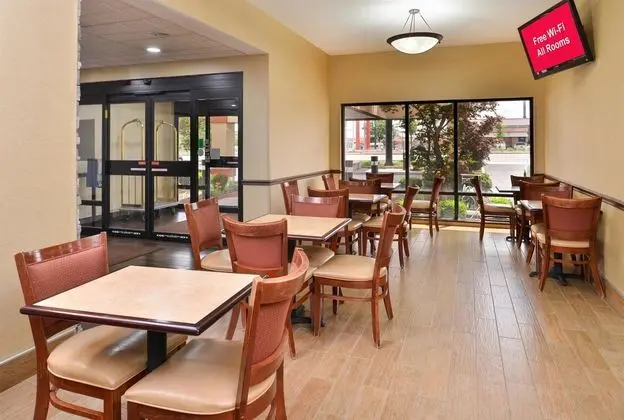 Red Roof Inn & Suites Columbus - W. Broad