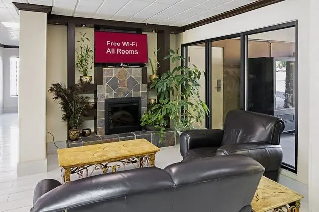 Red Roof Inn & Suites Fayetteville – Fort Bragg - Lobi