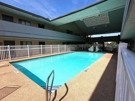Red Roof Inn & Suites Irving - Havuz