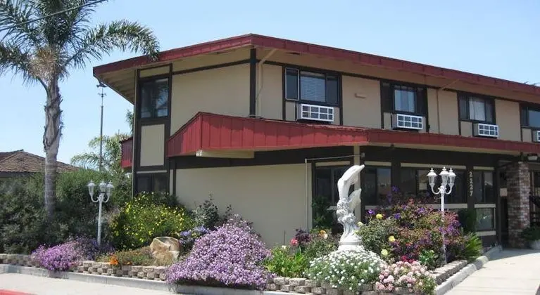 Red Roof Inn & Suites Monterey