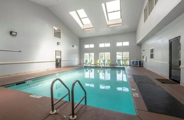 Red Roof Inn & Suites Pensacola - NAS Corry - Havuz