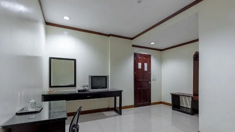RedDoorz Check Inn Bacolod - Oda