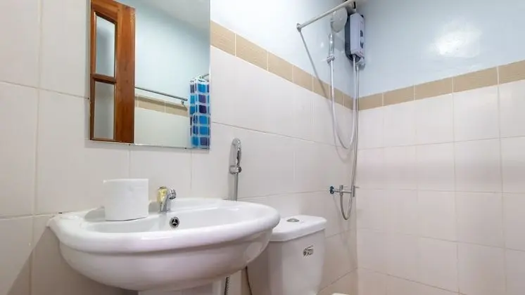 RedDoorz @ DBuilders Rooms Lower Bicutan - Banyo Tipleri