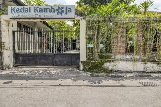 RedDoorz Hostel near Adisucipto Airport Yogyakarta - Dış Mekan
