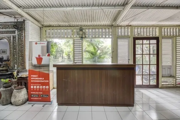 RedDoorz Hostel near Adisucipto Airport Yogyakarta - Lobi