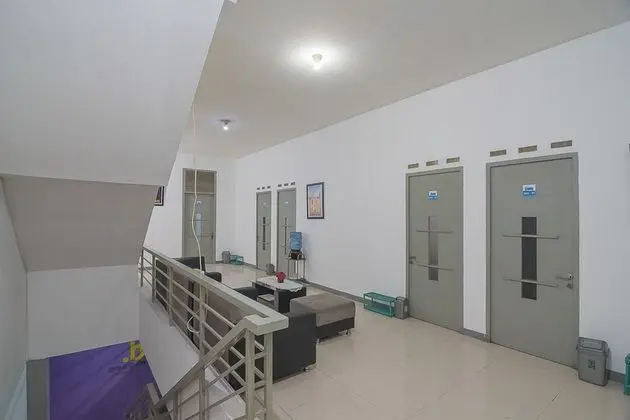 RedDoorz Hostel near Braga Citywalk - İç Mekan