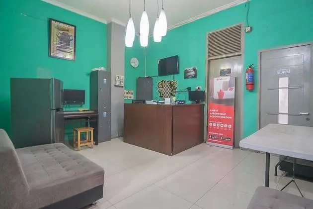 RedDoorz Hostel near Braga Citywalk - Lobi
