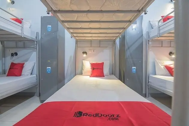 RedDoorz Hostel near Braga Citywalk - Oda