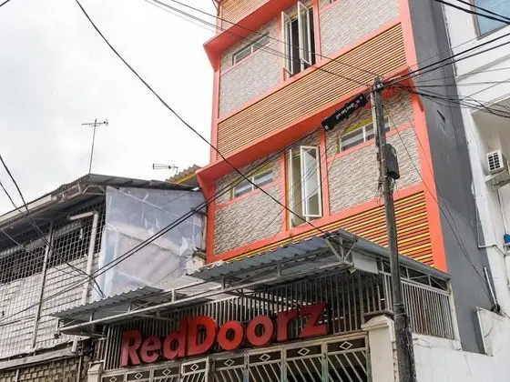 RedDoorz Hostel near LTC Glodok