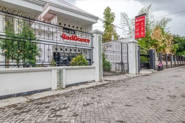 RedDoorz Hostel near Stadion Mandala Krida Yogya - Dış Mekan