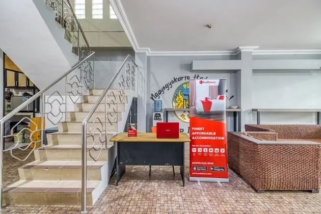 RedDoorz Hostel near Stadion Mandala Krida Yogya - Lobi