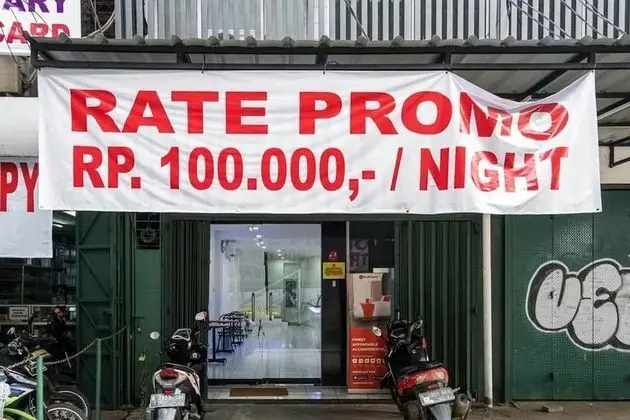 RedDoorz Hostel near Taman Puring